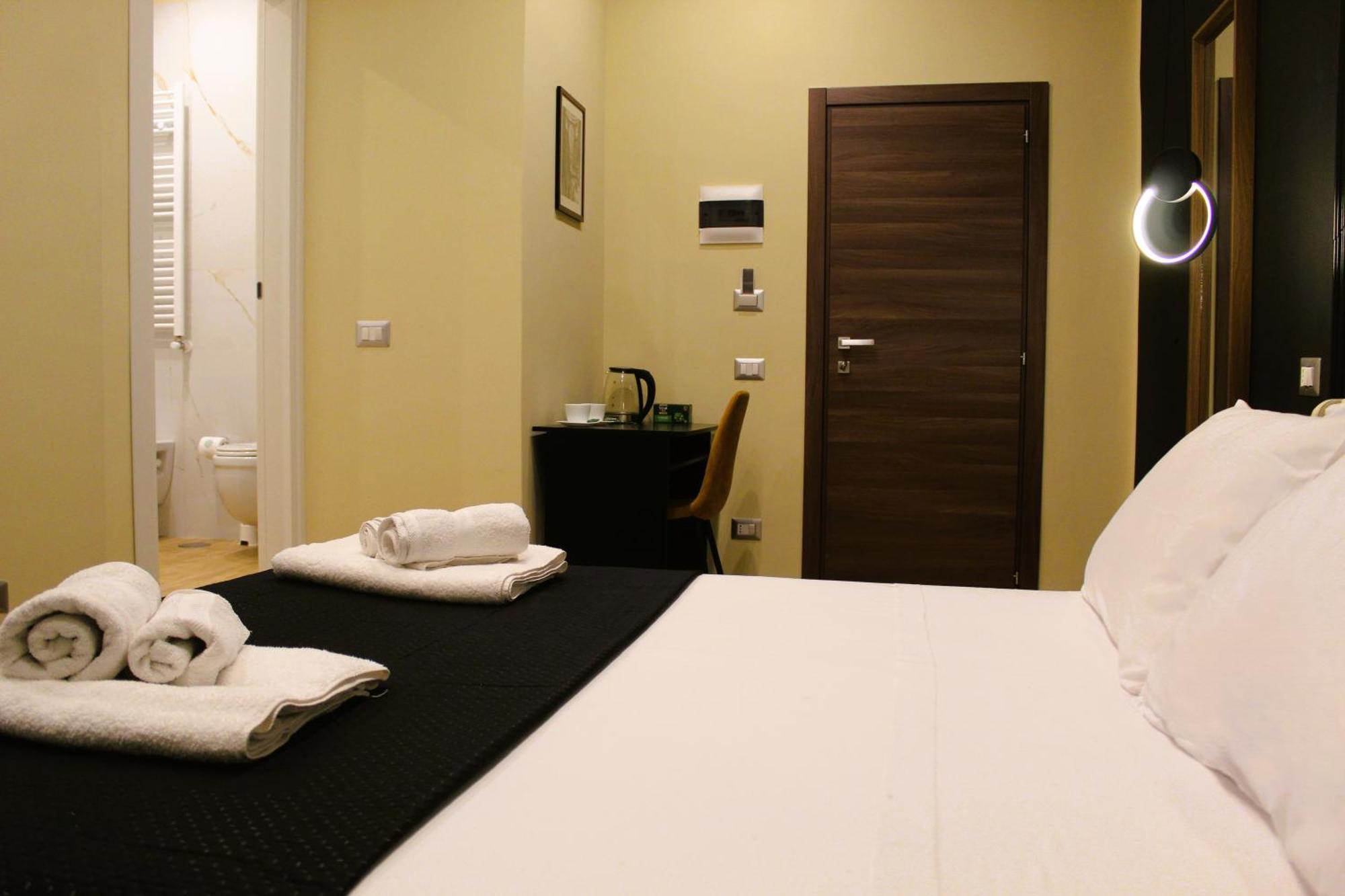 Blackwoody Contemporary Rooms - Napoli Centro Storico Via Toledo Eksteriør bilde