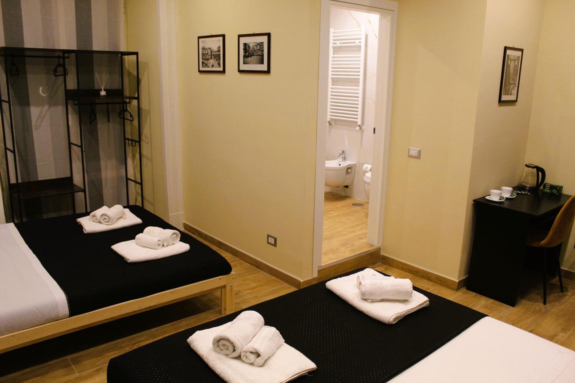 Blackwoody Contemporary Rooms - Napoli Centro Storico Via Toledo Eksteriør bilde