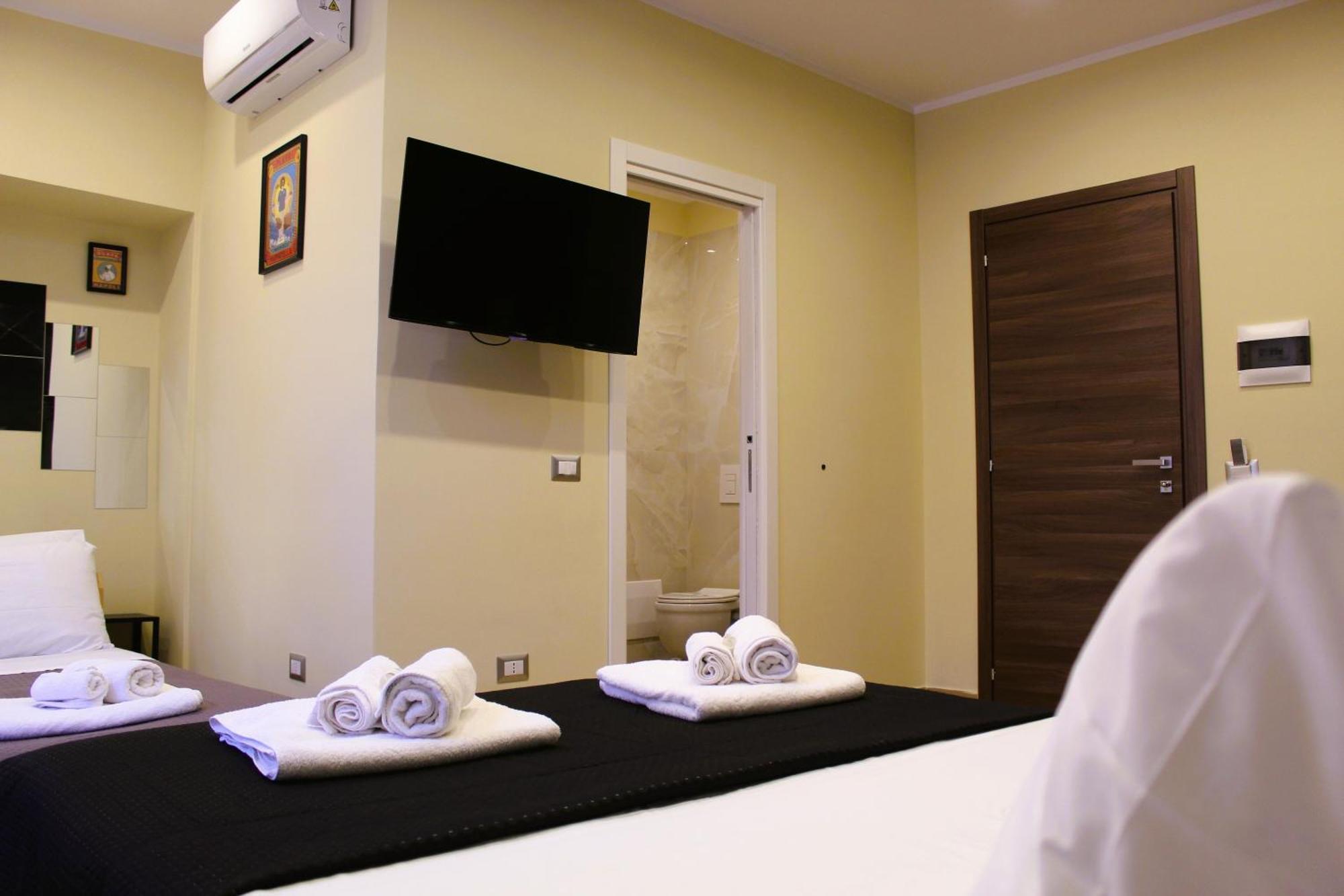 Blackwoody Contemporary Rooms - Napoli Centro Storico Via Toledo Eksteriør bilde