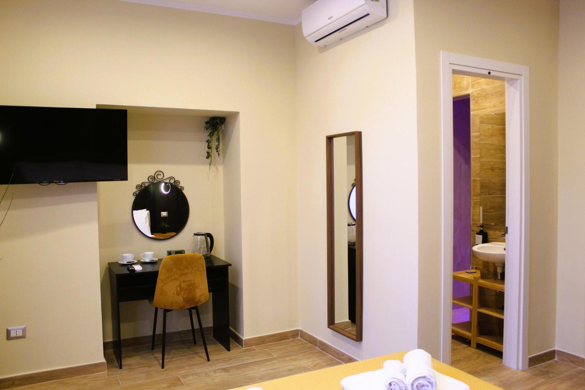 Blackwoody Contemporary Rooms - Napoli Centro Storico Via Toledo Eksteriør bilde