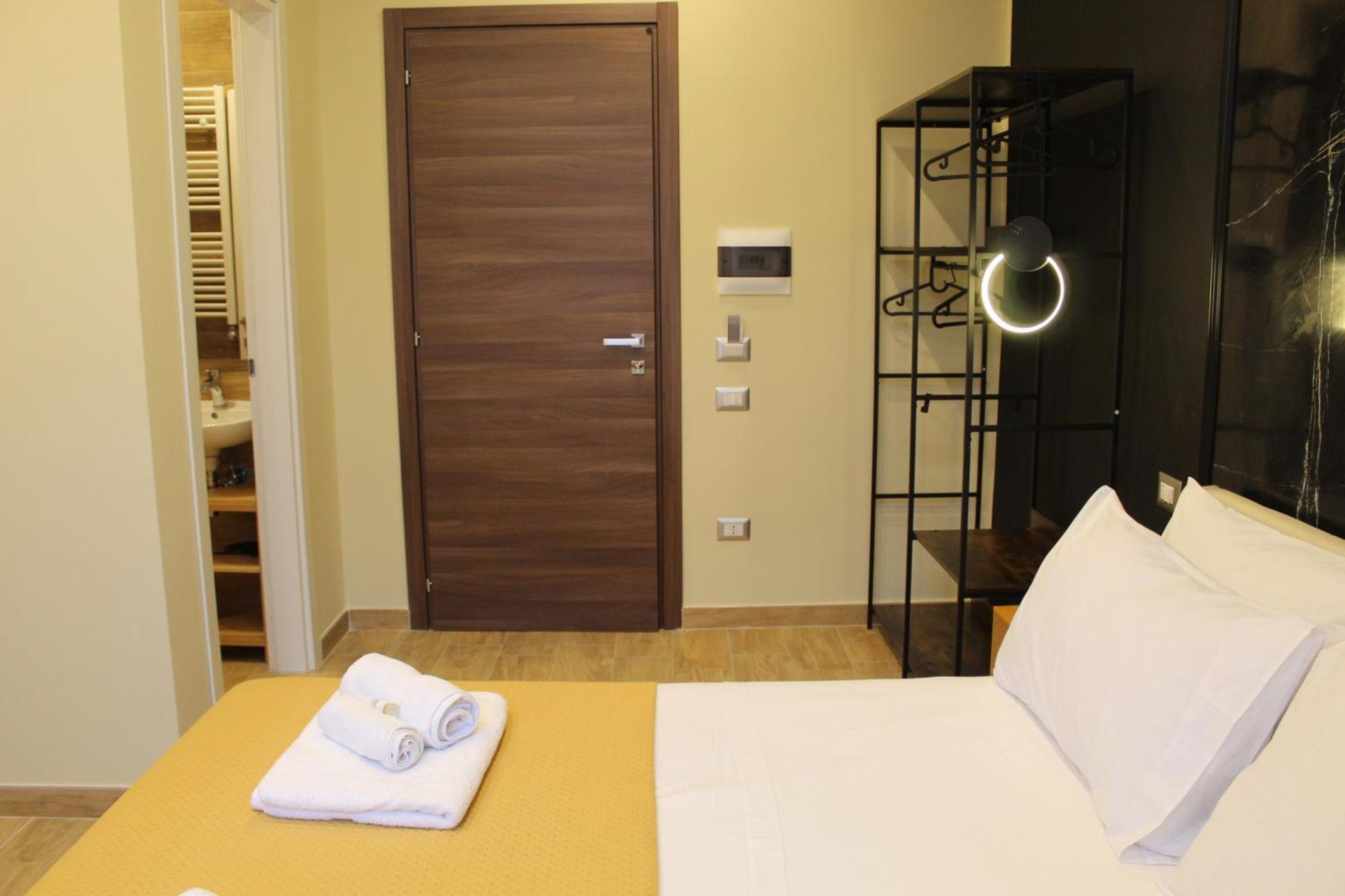 Blackwoody Contemporary Rooms - Napoli Centro Storico Via Toledo Eksteriør bilde