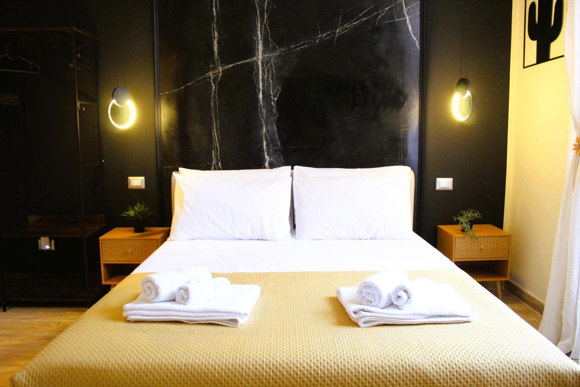 Blackwoody Contemporary Rooms - Napoli Centro Storico Via Toledo Eksteriør bilde