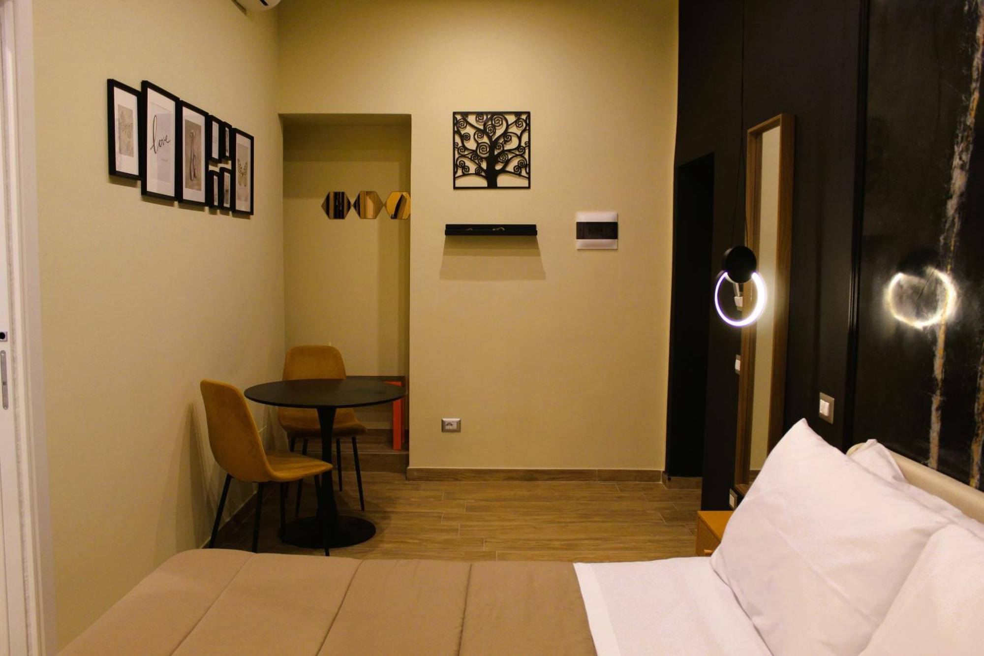 Blackwoody Contemporary Rooms - Napoli Centro Storico Via Toledo Eksteriør bilde