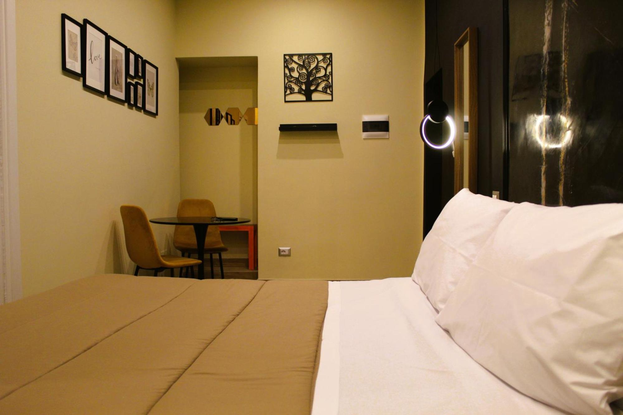 Blackwoody Contemporary Rooms - Napoli Centro Storico Via Toledo Eksteriør bilde